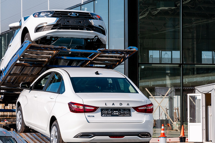    Если по итогам III квартала 2023-го продукция АвтоВАЗа занимала 40% рынка новых автомобилей, то в этом году на 10% меньше.   
Фото: © Svetlana Vozmilova / Global Look Press / www.globallookpress.com