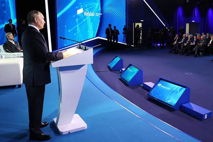    Публика ждала от выступления Путина на «Валдае» главным образом реакции на исход выборов в Штатах.   
Фото: www.kremlin.ru