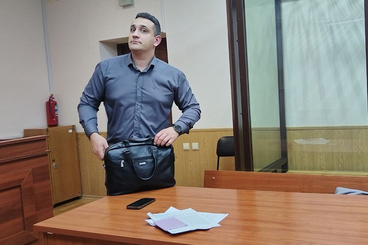    Адвокат Игонова Роберт Сагдеев попытался объяснить нюансы: декларация не секретный документ, засекречена лишь сама справка, которую Игонов собственноручно писал и подавал своему работодателю.   
Фото: Анастасия Гусева