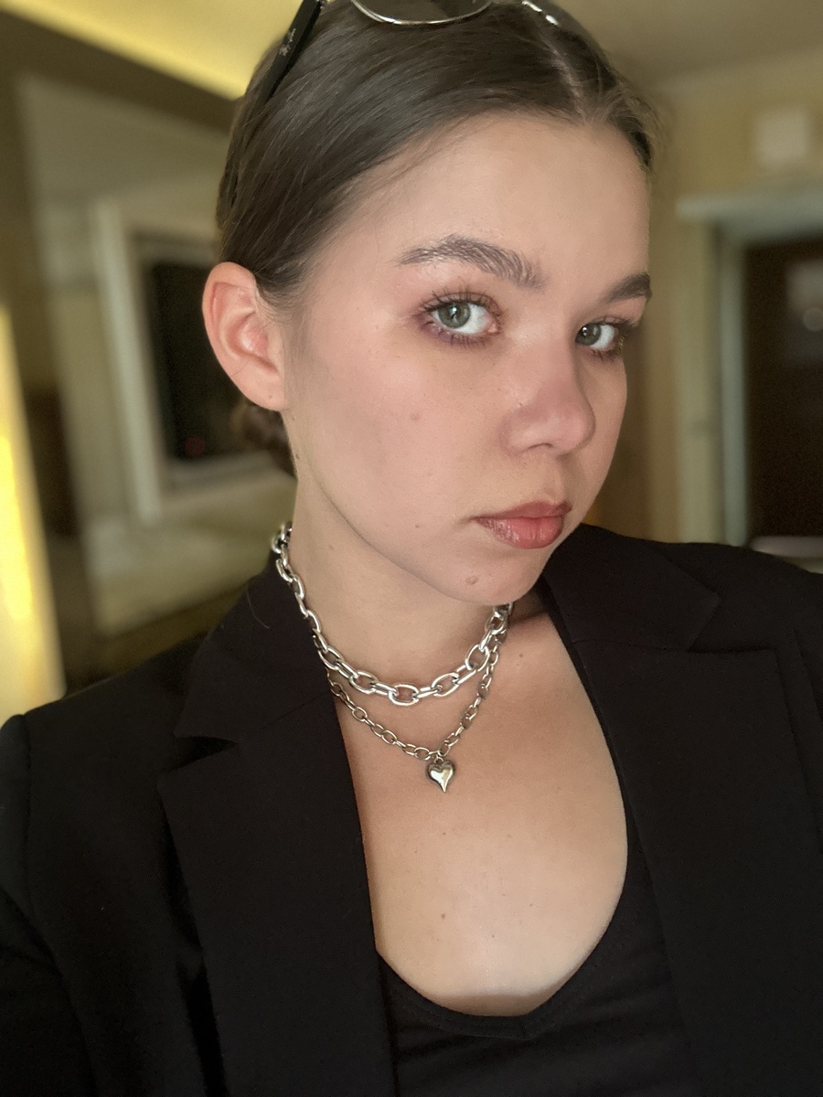 Я давно не обращаю внимания на такие комментарии. Внешность свою искренне люблю и не пойду плакать или ложиться под нож из-за дурака из Интернета:)