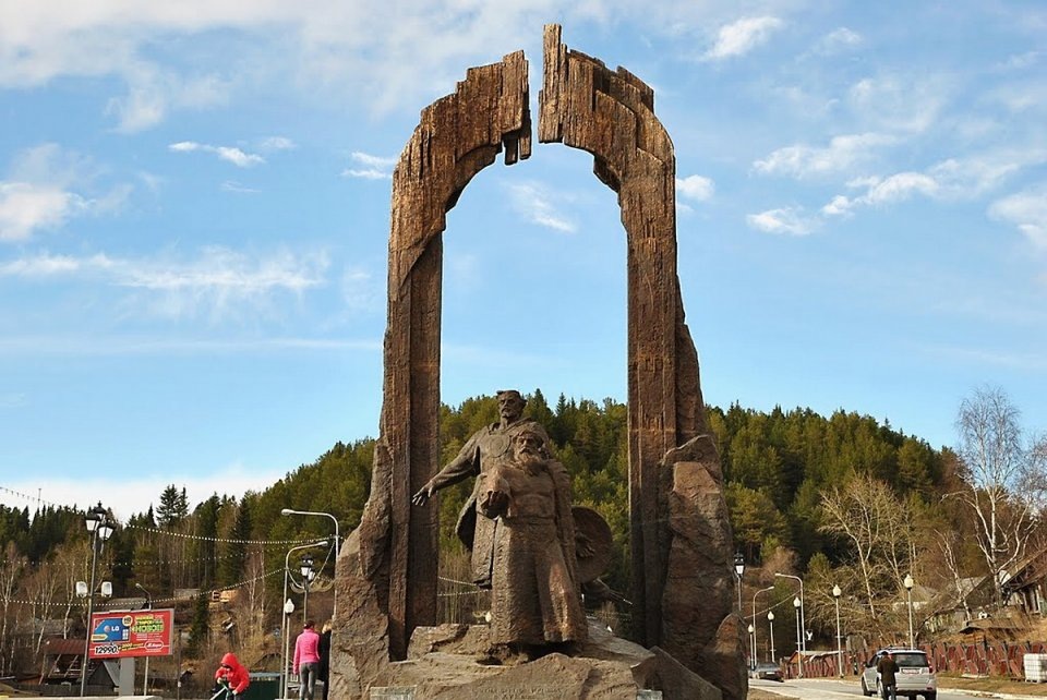 памятник "Основателям города Ханты-Мансийска"