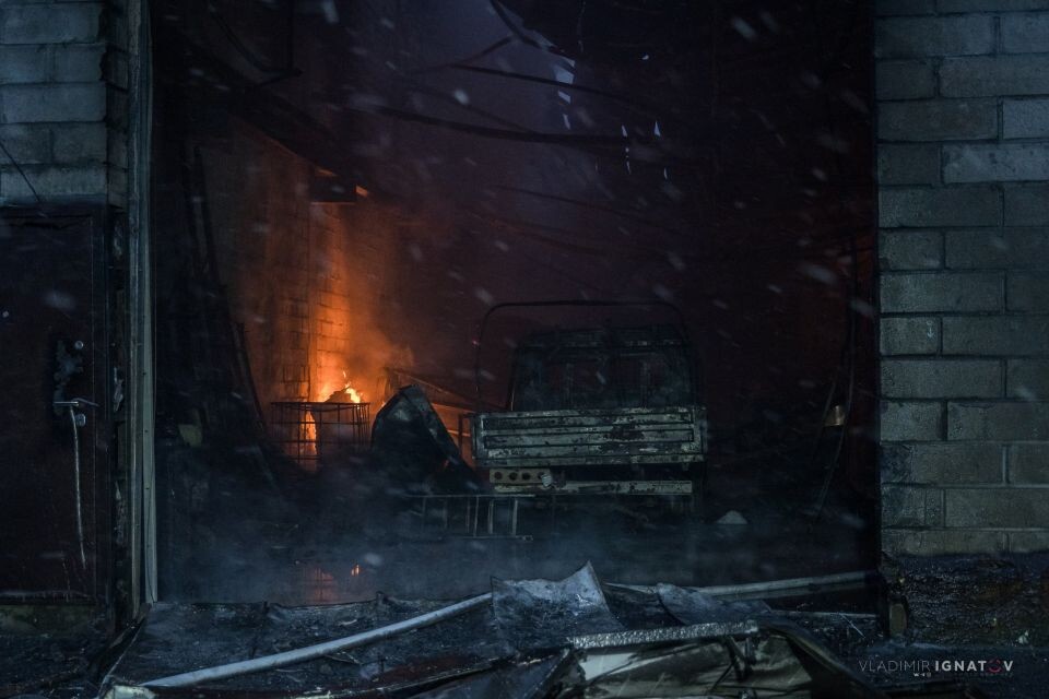    Пожар в гаражном боксе на ул. Попова. Источник: Владимир Игнатов, vk.com/pso_barnaul