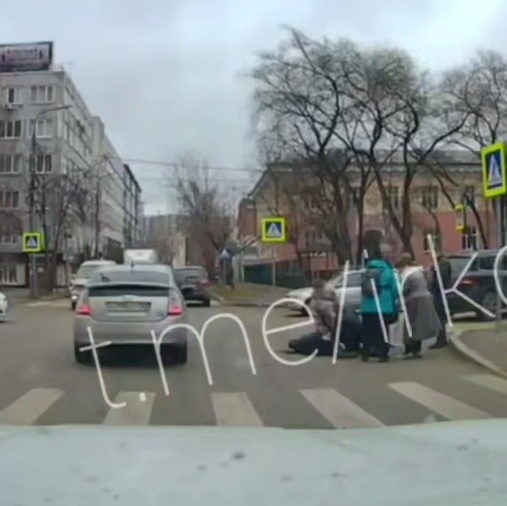 В Иркутске на пересечении улиц Красноказачья и Зверева под колесами автомобиля оказался ребенок. К сожалению, по предварительным данным, он не выжил. Происшествие случилось днем 8 ноября.