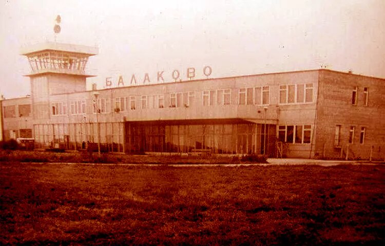 © «Газеты Балаково» / gazetabalakovo.ru (Аэропорт Балаково во времена СССР. Его открыли в 1984 г. Он заменил одноименный объект, действовавший с 1956 г. и закрытый из-за строительства Балаковской АЭС, вблизи которой была создана запретная для полетов зона)