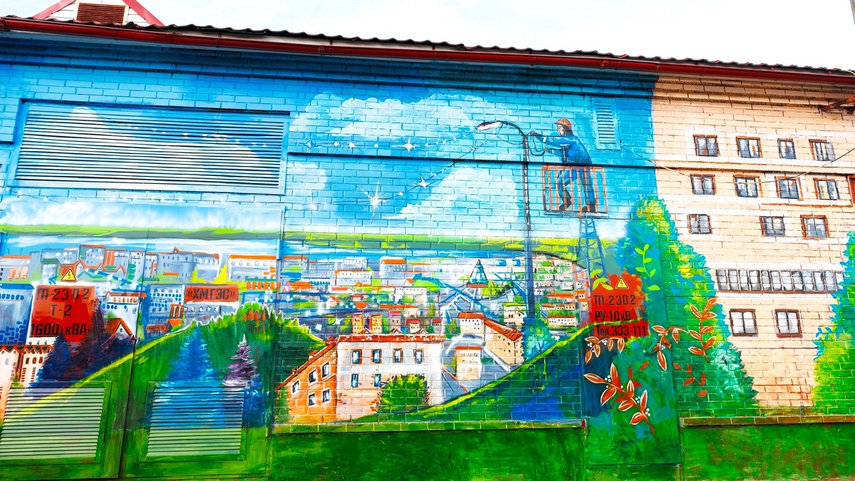    Художница из Ханты-Мансийска разукрасила две трансформаторные подстанции