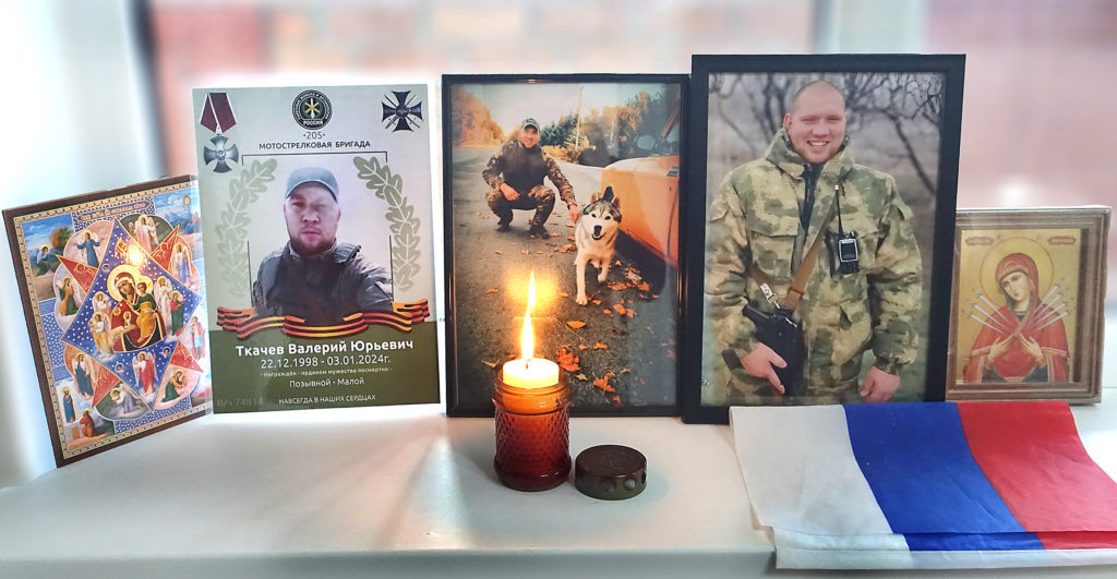    Мимо этих фотографий, где всегда горит свеча, каждый из семьи проходит много раз в день, задерживаясь и мысленно желая брату и сыну вечного покоя. Фото Архипа Ларченко. Евгения Орлова