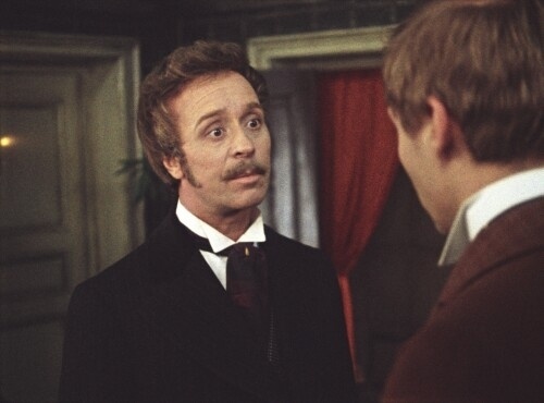    В школьные годы Борисов не отличался успехами в физике и математике, но учителя помогли ему сдать экзамены, вдохновившись его игрой в самодеятельном театре. Однако стать актёром юноша решил не сразу: сперва он поступил в Институт востоковедения и только через несколько лет пошёл в Школу-студию МХАТ / Legion-Media