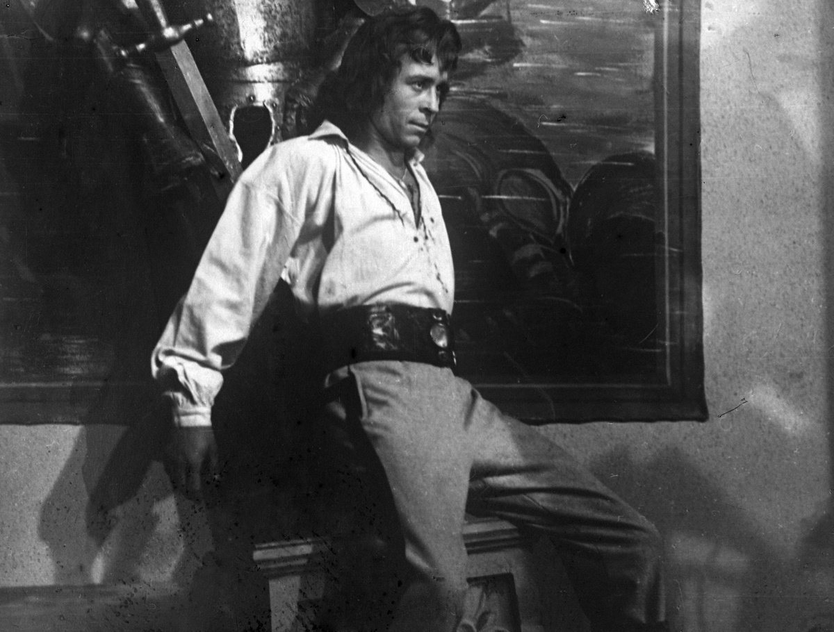    После окончания МХАТа Борисов отправился в Киев. Там он служил в Театре имени Леси Украинки. В 1961 году, с выходом комедии «За двумя зайцами», Олег Борисов прославился на всю страну. На этой почве у него возник конфликт с руководством театра. Тогда актёр перешёл в Театр имени Пушкина в Москве / РИА Новости