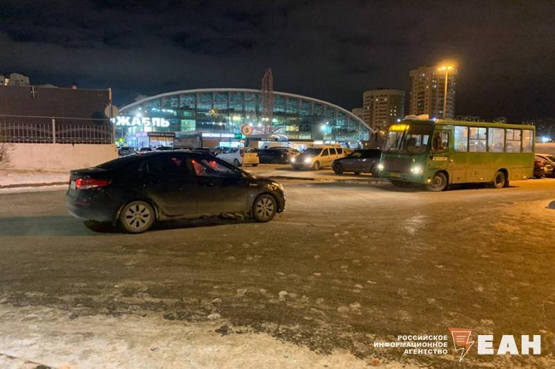    Пассажиров сажают прямо на проезжей части