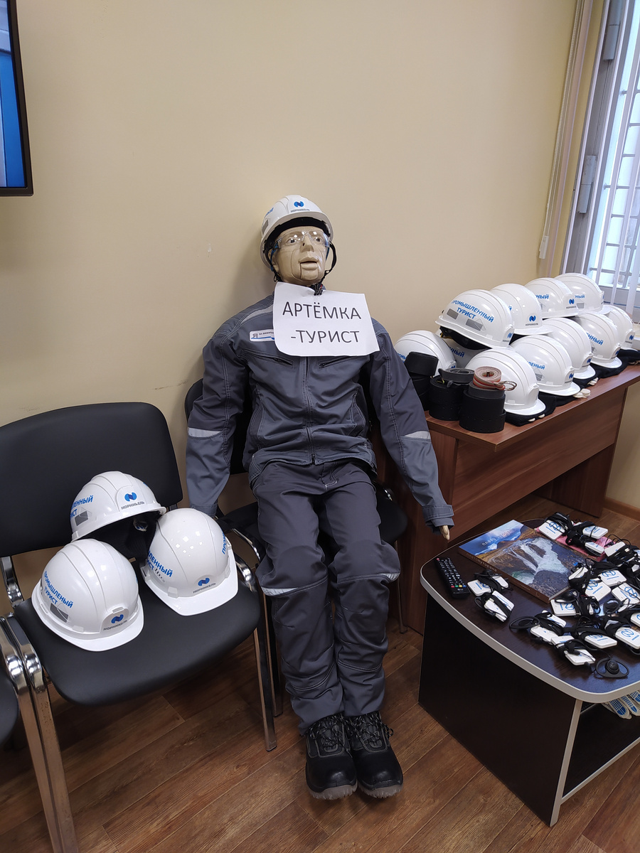 Это манекен, который показывает часть нашей экипировки. Это не все, еще жилет, фонарь и самоспас