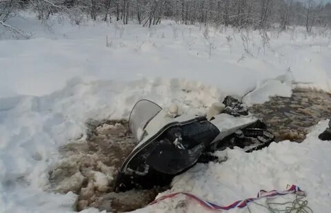    На севере Югры утонул снегоход, водителя спасли