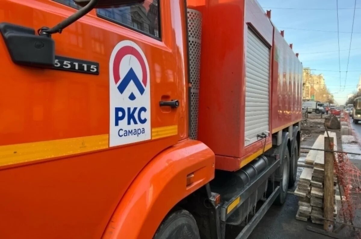    В центре Самары несколько дней прочищают забитую жиром канализацию