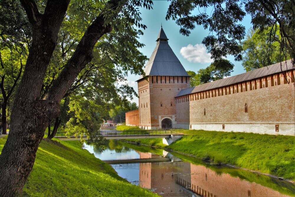 Смоленская крепостная стена летом