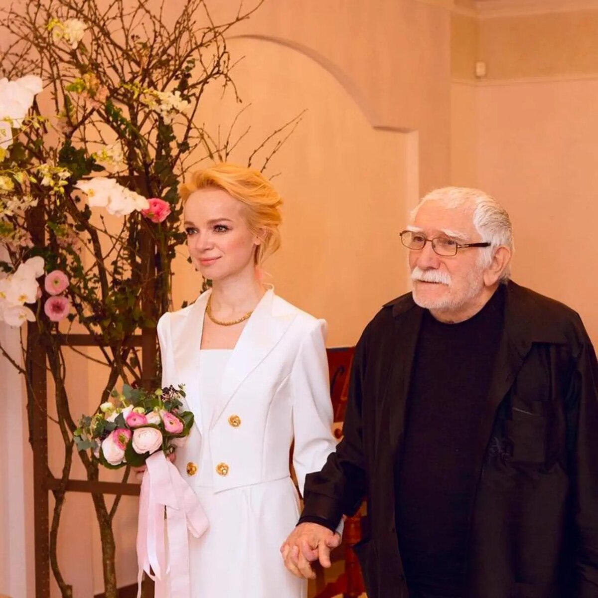    Армен Джигарханян и Виталина Цымбалюк-Романовская