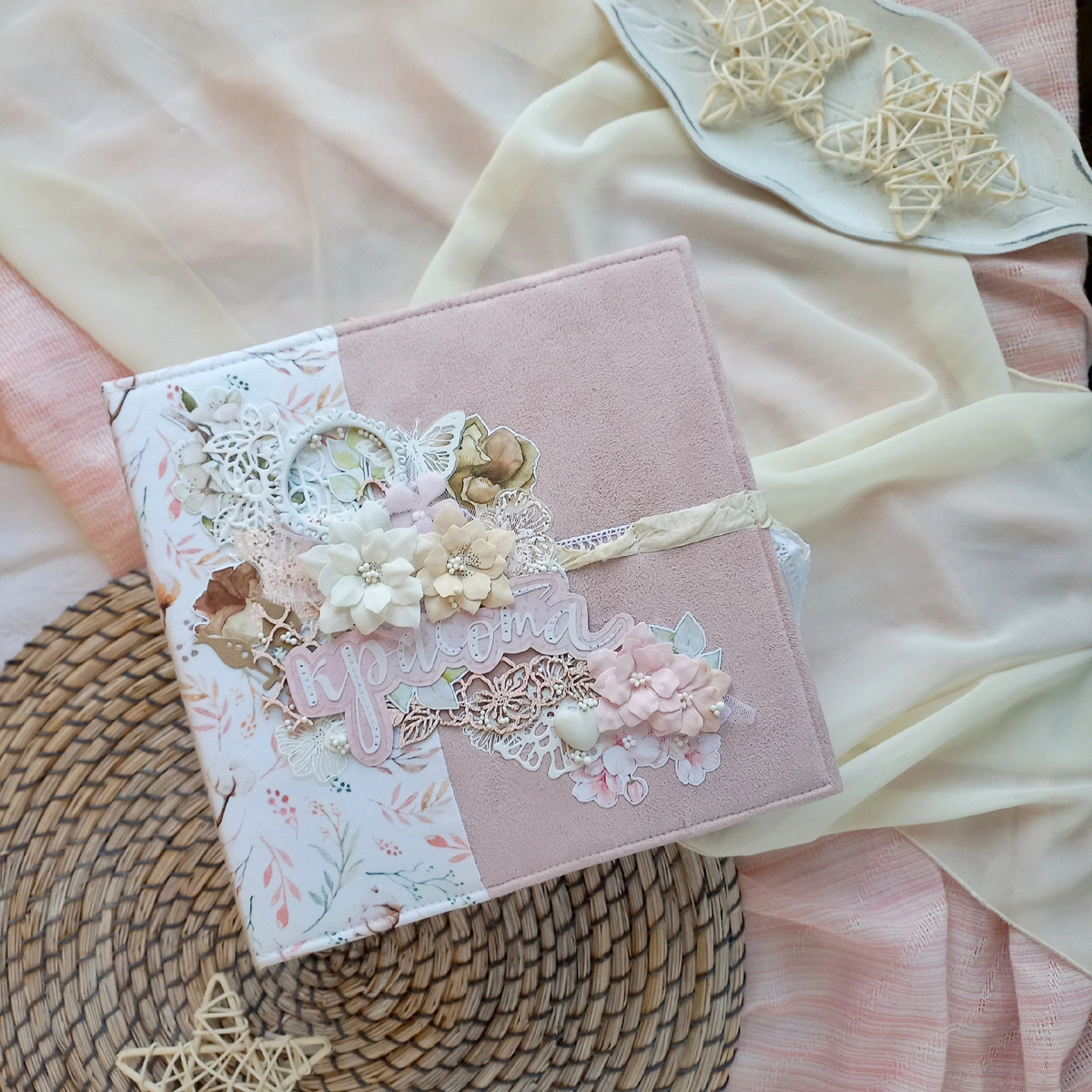 С многослойным декором 