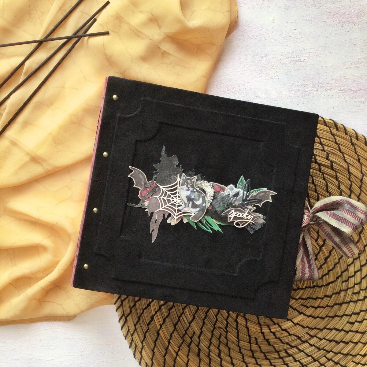 С тиснением