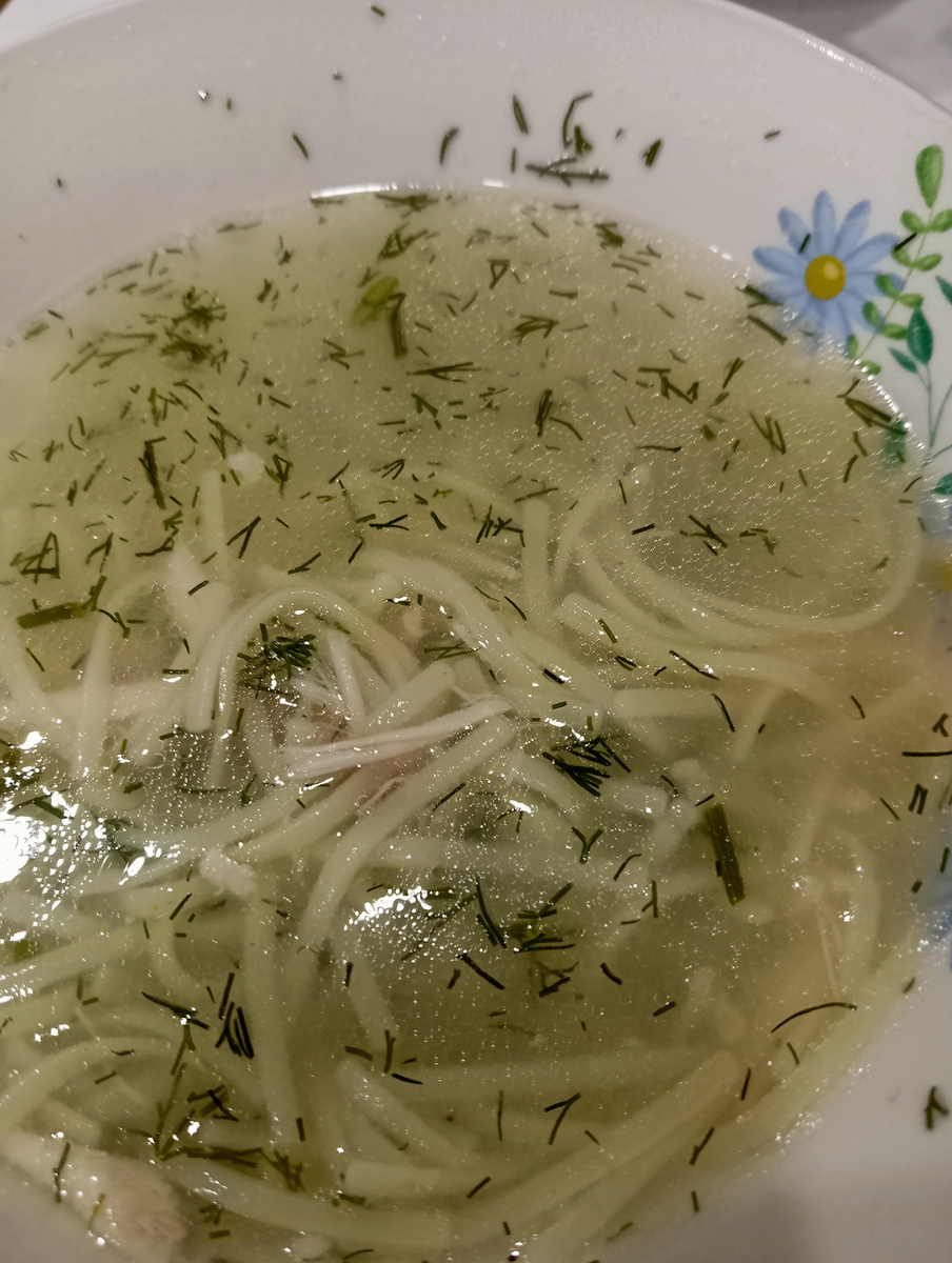 Бульон из домашней курочки, лапша, зелень.