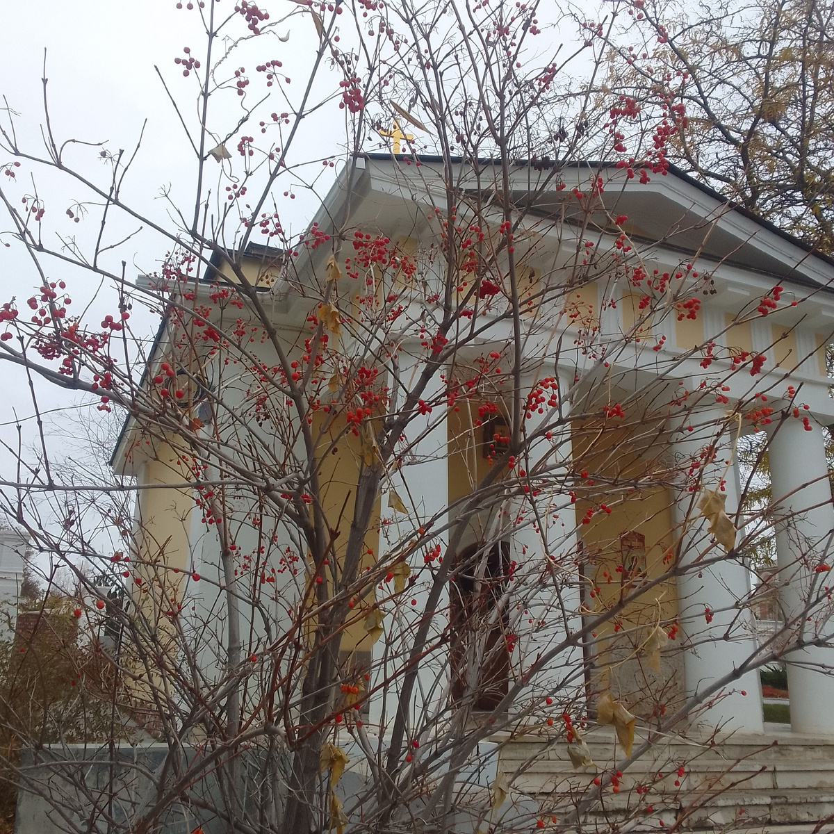 Эта красивая церковь встречает меня при входе на работу.