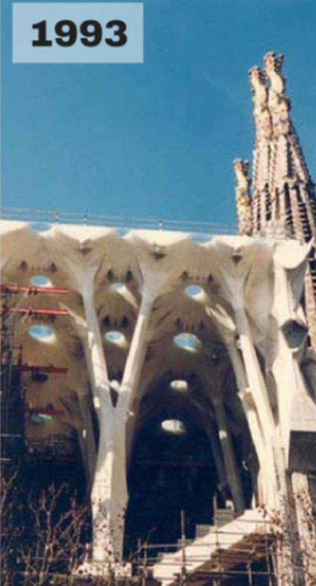 В том далеком 1994 году вход в храм фактически не имел одной стены. Но даже в таком состоянии строение выглядел нереально. Источник: https://www.barcelonacheckin.com