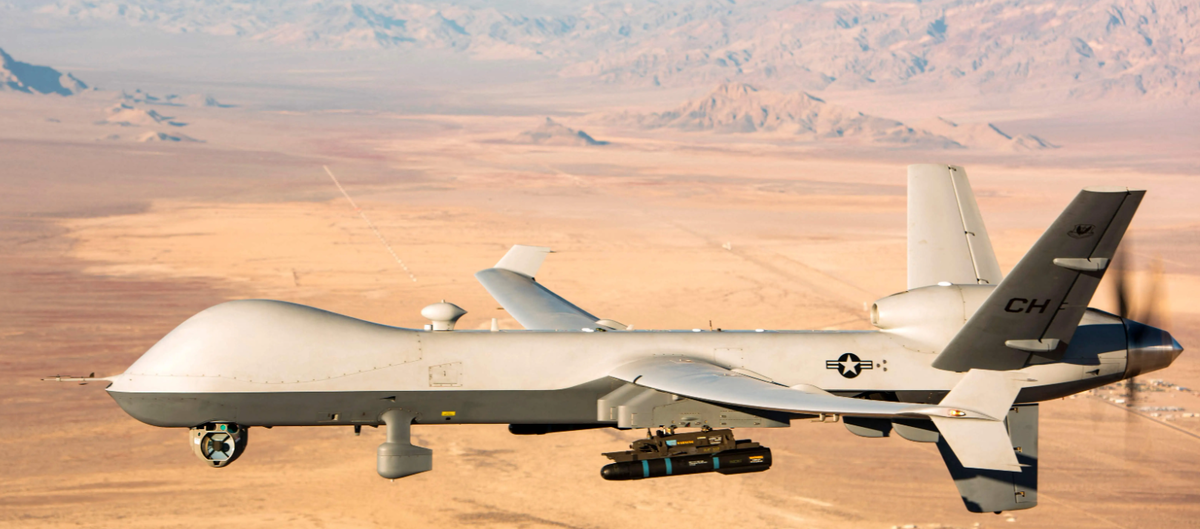 MQ-9 Reaper над Йеменом. Гиблое это для него место. Всего произведено около 250 "Жнецов". 5% из них сбито людьми в шлёпках. Фото ВВС США