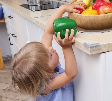 Если малыш  уже научился вставать и ходить, накладки на мебель защитят его                                 от опасных острых   углов.