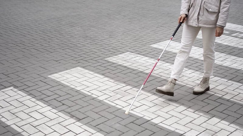     Слепая женщина переходит дорогу по пешеходному переходу. Фото: ru.freepik.com, автор freepik.