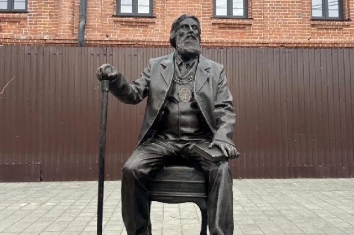    Бронзовый арт-объект на пешеходной улице Мало-Тобольской изваяли скульпторы Михаил и Сергей Кульгачевы с участием архитектора Сергея Боженко.