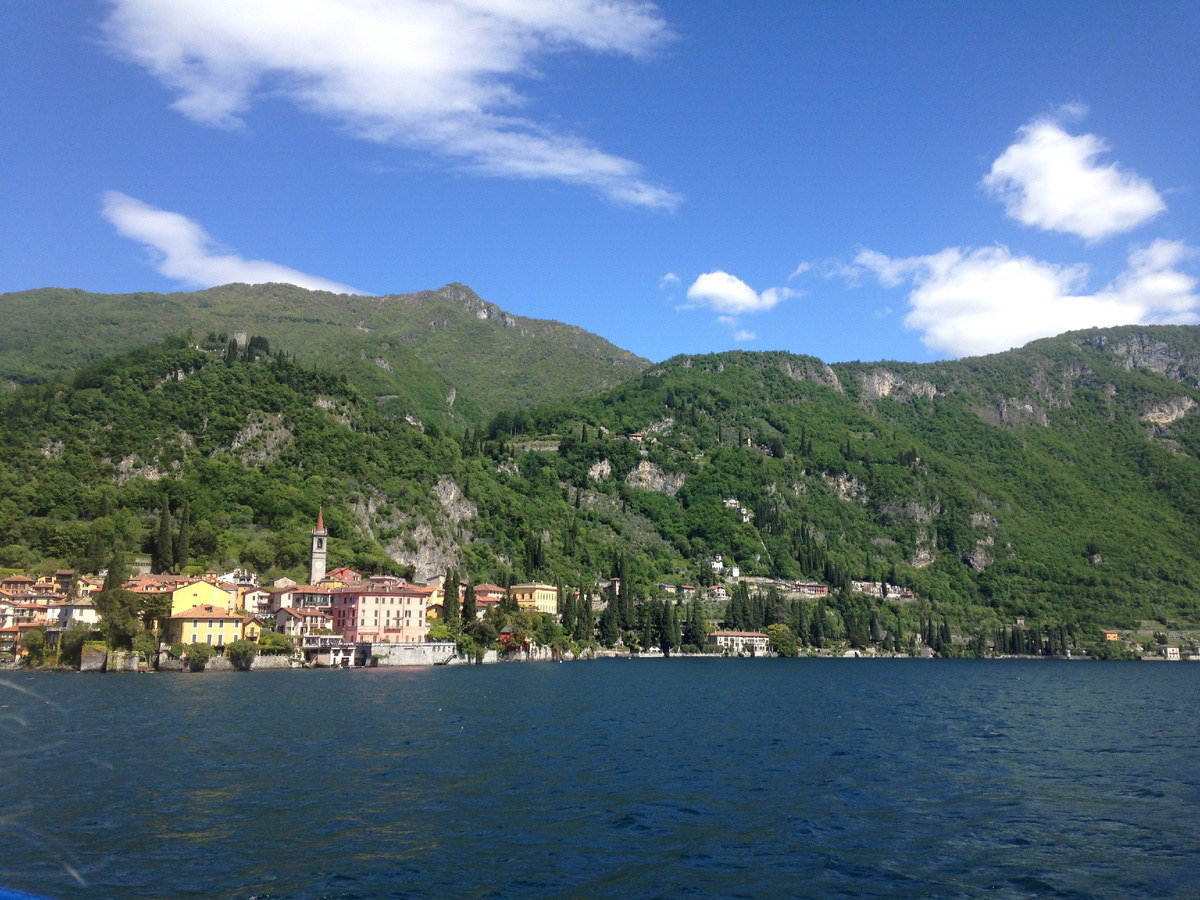 Озеро Комо, вид с парома. Фото автора. Май 2019 год.