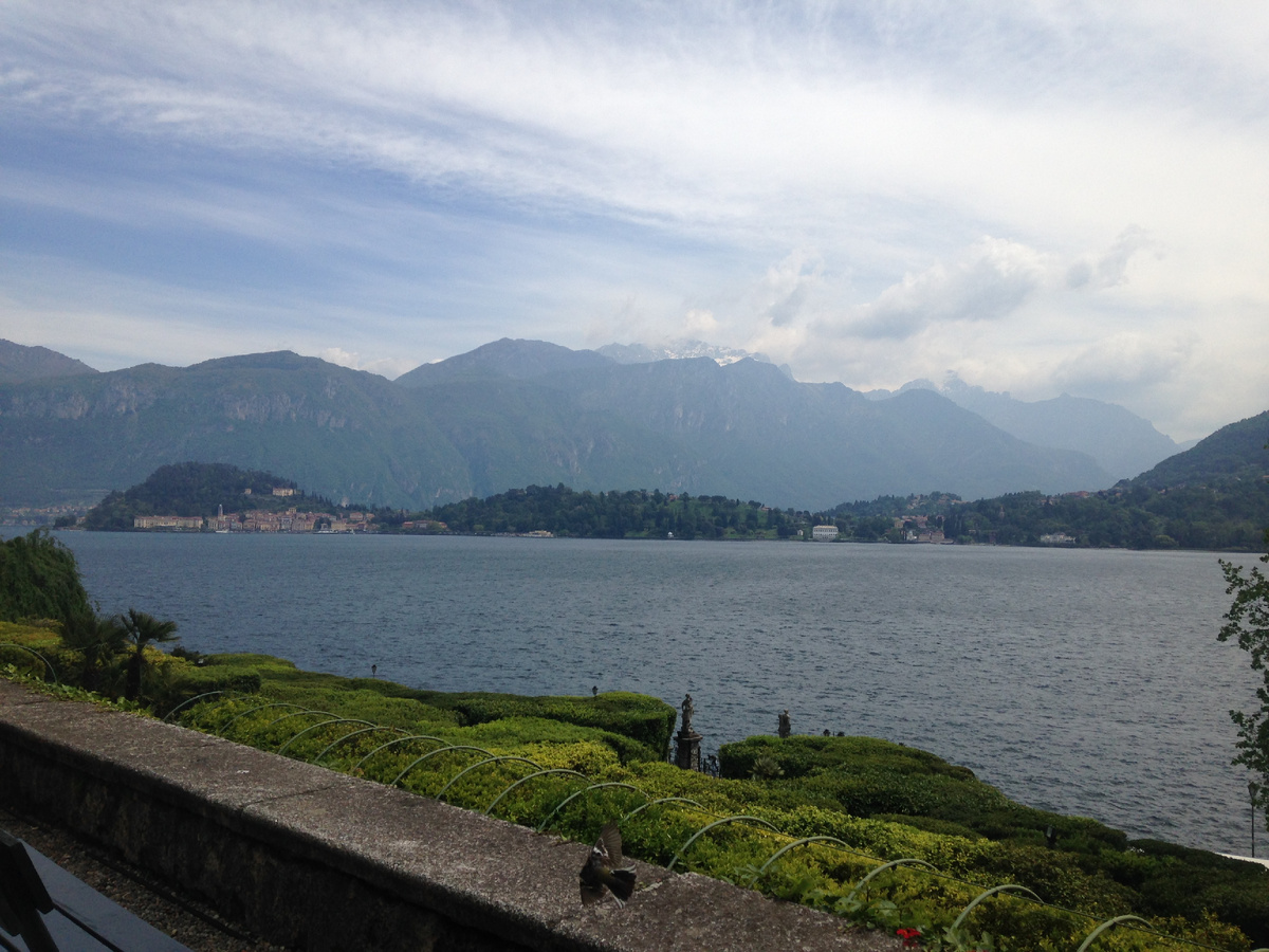Озеро Комо, вид с набережной. Фото автора. Май 2019 год.