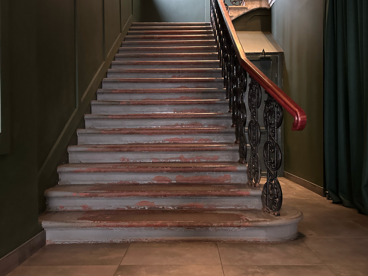 На входе нас встречает широкая парадная лестница с чугунными балясинами. Вход в ресторан на 2 этаже.