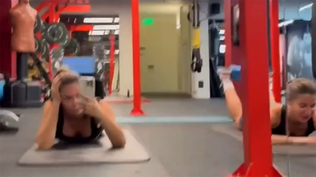 Агата Муцениеце в спортзале с подругой. Фото: соцсети Агаты Муцениеце