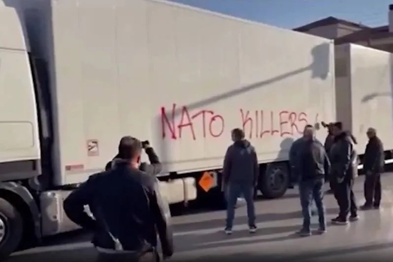    «Ни земли, ни воды убийцам народов!» Греческие коммунисты заблокировали автоколонну со снарядами для ВСУ