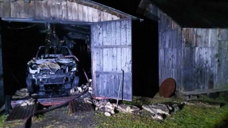    Появились фото страшного пожара в гараже с автомобилем в КарелииОПС по Беломорскому району