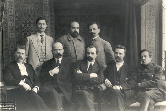 Первый состав Генерального секретариата УНР. Киев. Июнь 1917 г.  Слева на право сидят: И. Сташенко, Х. Барановский, В. Винниченко, С. Ефремов, С. Петлюра; стоят: П. Христюк, М. Стасюк, Б. Мартос.
