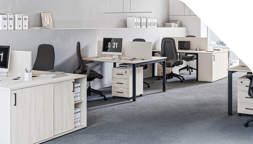 Функциональное офисное пространство особенно важно при ограниченной площади. Модульная мебель — передвижные столы, кресла на колесах, складные столы — позволяет гибко адаптировать зону под задачи и эффективно использовать место.