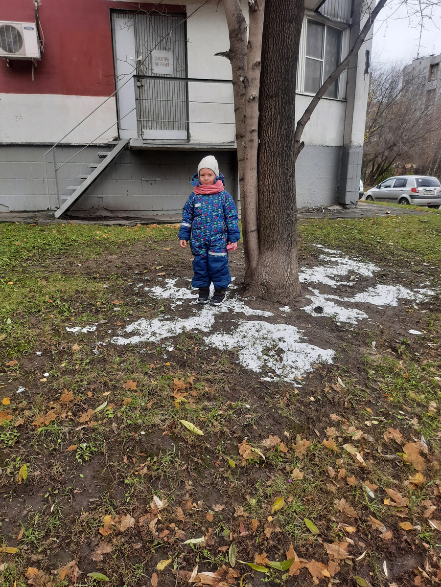 В  зимних доспехах с боевой лопаткой, даже нашлась кучка снега.