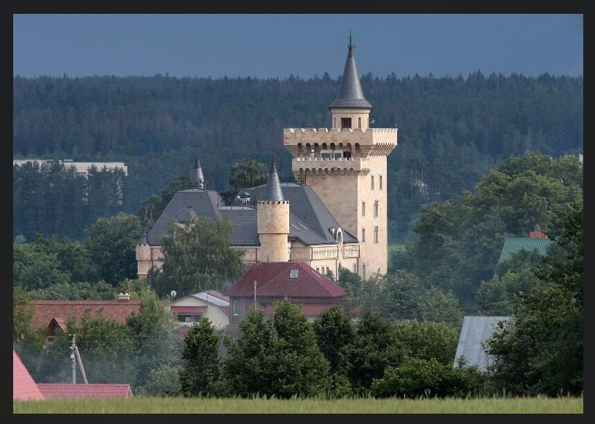    Замок Пугачёвой и Галкина*. Скриншот: сервис "Яндекс Карты", загружено пользователем "Антон Ш."