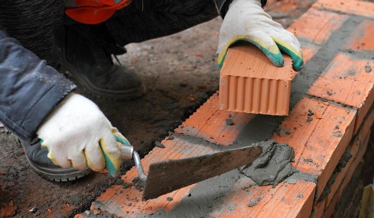     Кладка кирпича. Источник: mos.ru Автор фото: Пресс-служба Мэра и Правительства Москвы