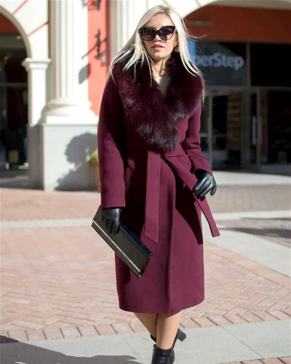Зимнее пальто дольче габбана. Модные пальто с мехом 2024. Бордовое зимнее пальто с меховым воротником. Пальто бордовое женское с мехом. Модные пальто зима.