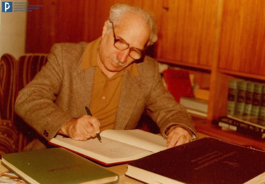 В.Н. Сокольский за рабочим столом. 1970-е – 1980-е гг. РГАНТД. Ф. 412. Оп. 1-10. Д. 87. Л. 1.