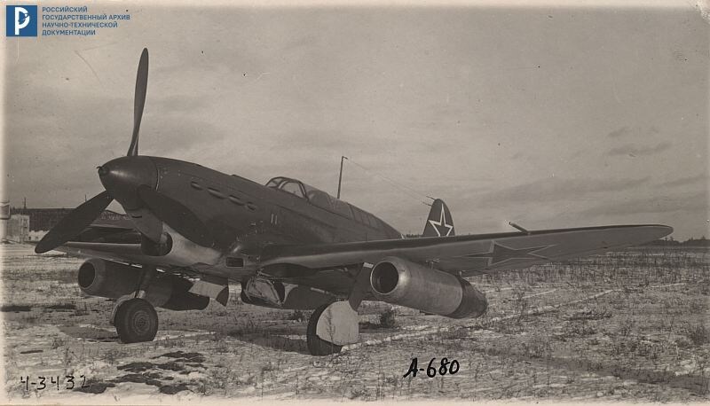 Самолет Як-7Б с двигателями ДМ-4с под крыльями. Фото из отчета «Летные испытания воздушно-реактивных двигателей ДМ-4с на самолете Як-7Б <…>». Дек. 1944 – янв. 1945 гг. РГАНТД. Ф. 412. Оп. 1-10. Д. 291. Л. 6.