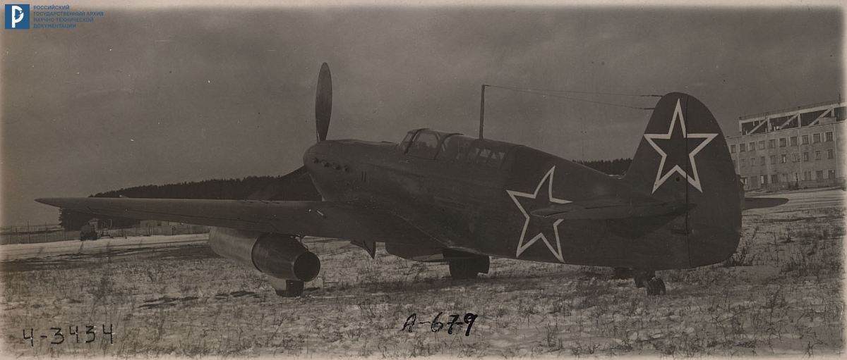 Самолет Як-7Б с двигателями ДМ-4с под крыльями. Фото из отчета «Летные испытания воздушно-реактивных двигателей ДМ-4с на самолете Як-7Б <…>». Дек. 1944 – янв. 1945 гг. РГАНТД. Ф. 412. Оп. 1-10. Д. 291. Л. 5.