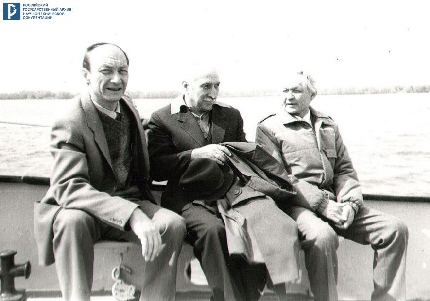 В.Н. Сокольский (в центре) на фоне р. Волги [во время прогулки на пароходе]. 1970-е – 1980-е гг. РГАНТД. Ф. 412. Оп. 1-10. Д. 87. Л. 2. 