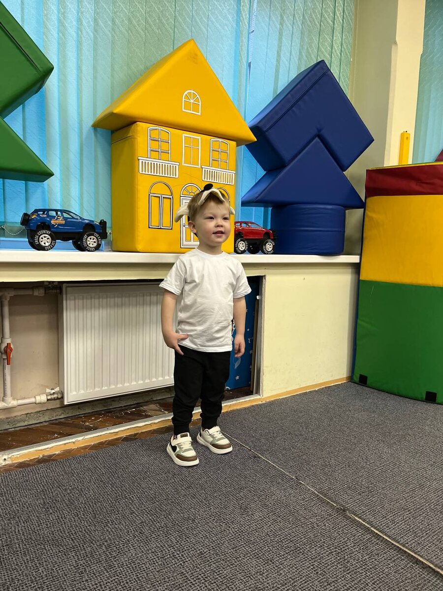 Петя в садике на занятии физкультурой