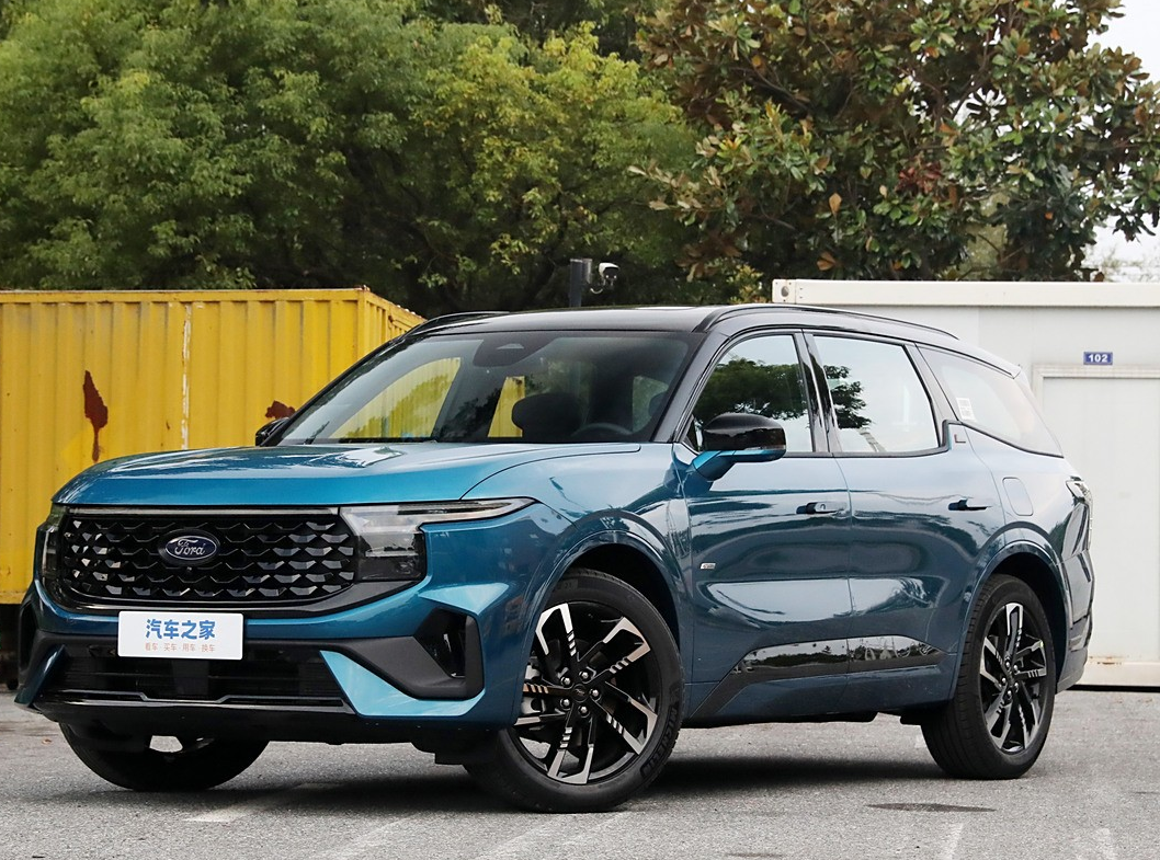 Большой кроссовер Ford Edge L 2025-го модельного года 