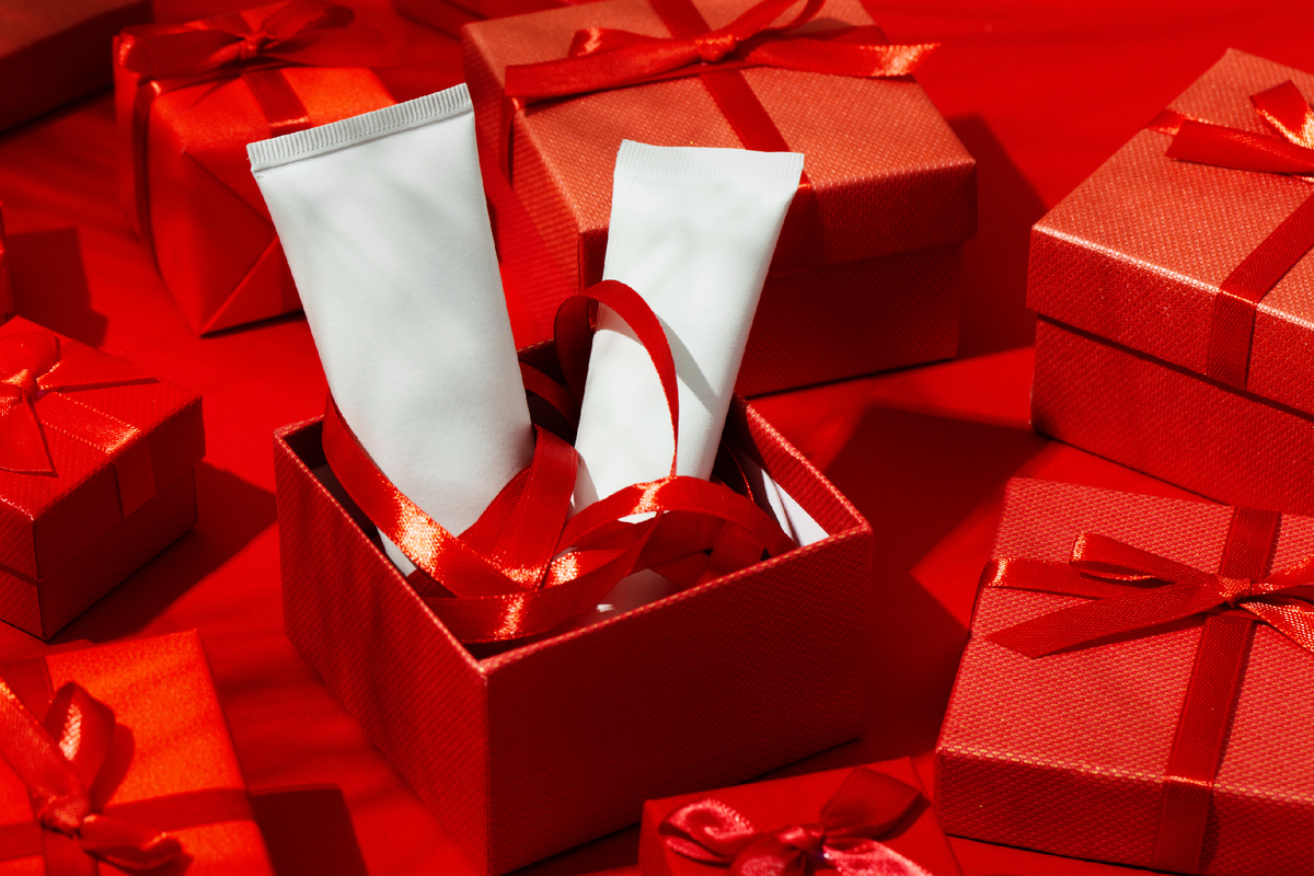 Красная подарочная коробка