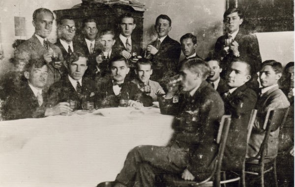 21 октября 1928 г. генеральный совет "Загону Червона калина" в Академическом доме во Львове. С. Бандера. Во втором ряду, 4-й слева.