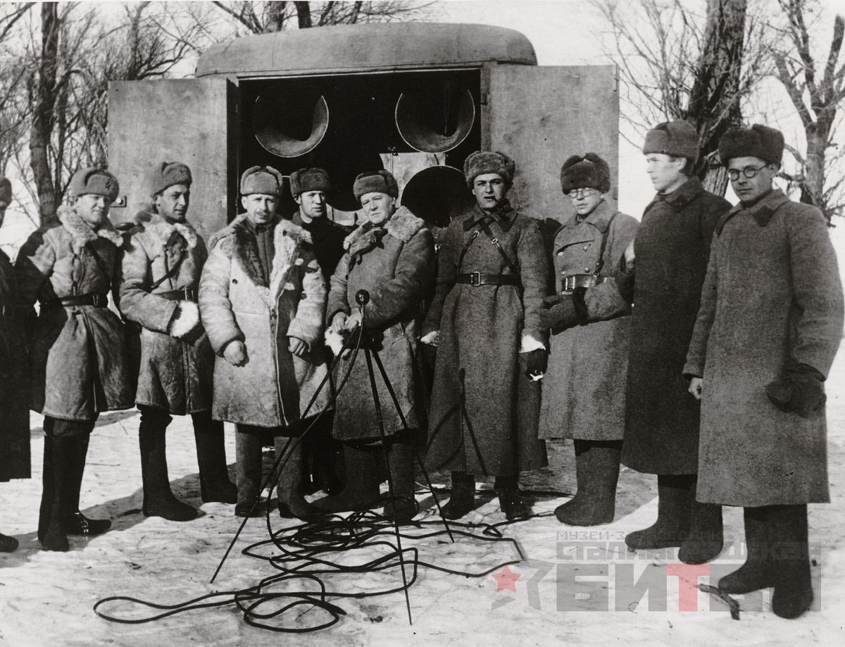 Представители комитета "Свободная Германия" Вальтер Ульбрихт и Эрих Вайнер  у агитационной машины с громкоговорителем. 1942-1943 гг.