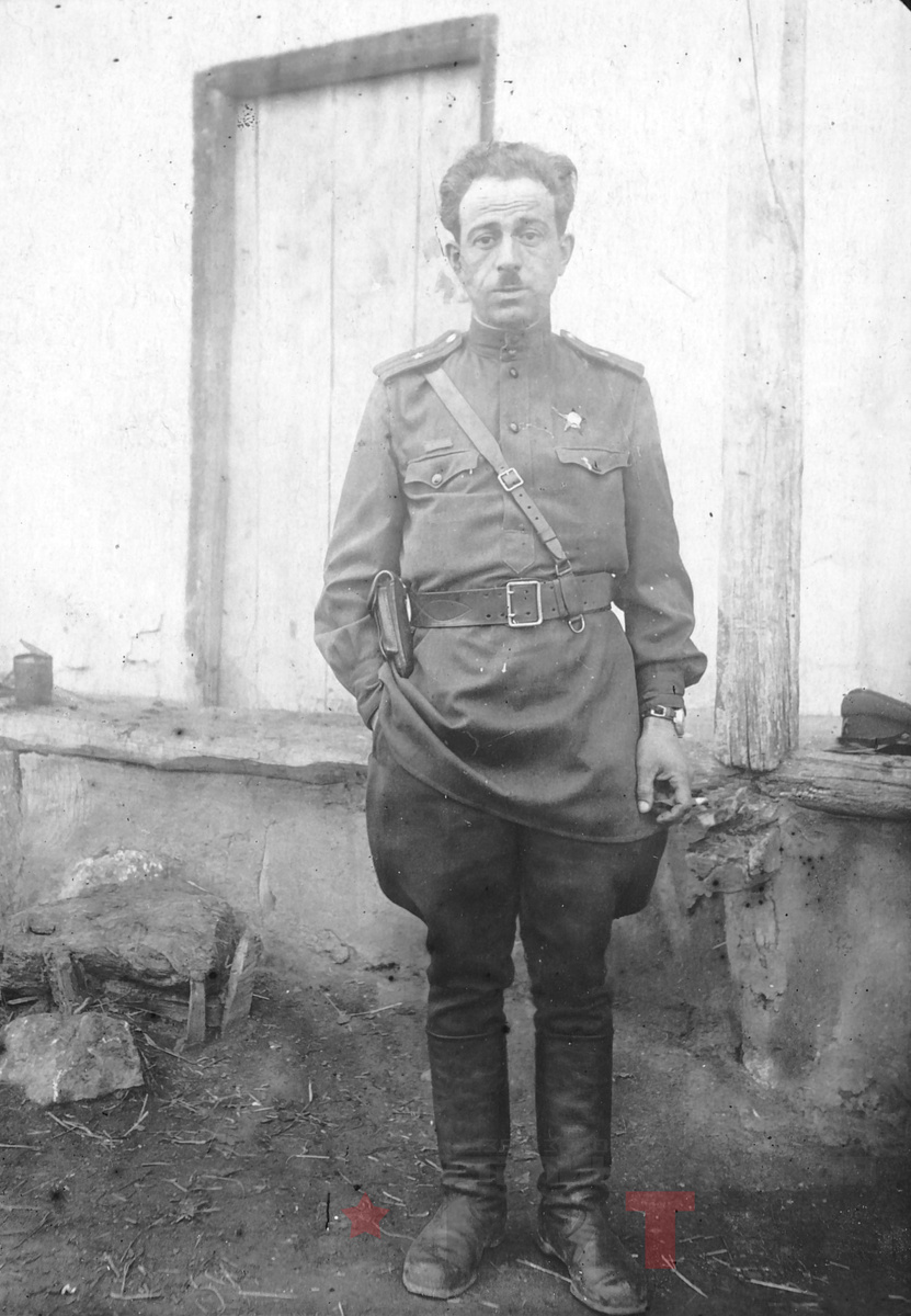 Шелюбский А.П., майор, в период Сталинградской битвы, начальник 7-го отделения политотдела 62-й армии. Май 1943 г.