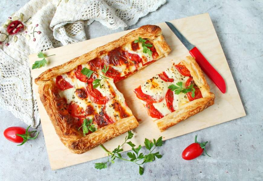 Пирог с моцареллой и помидорами